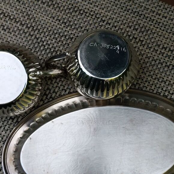 Vintage Oneida Silversmiths Cream, Sugar and Plate Set - Picture 11 of 12